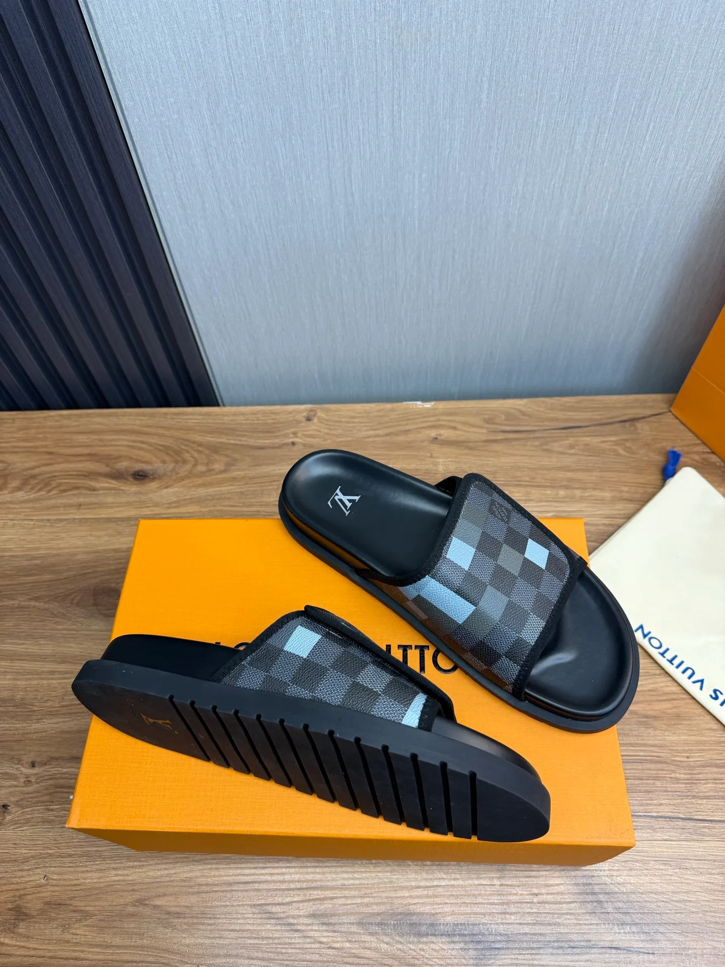 Men's shoes 💰340💰 ▪️LV's popular Little Red Book popular slippers hot sale: 1 shipment✅ Super textured and comfortable slippers, original TPU outsole. Authentic counter box drawer box packaging 🎁Size 38-45